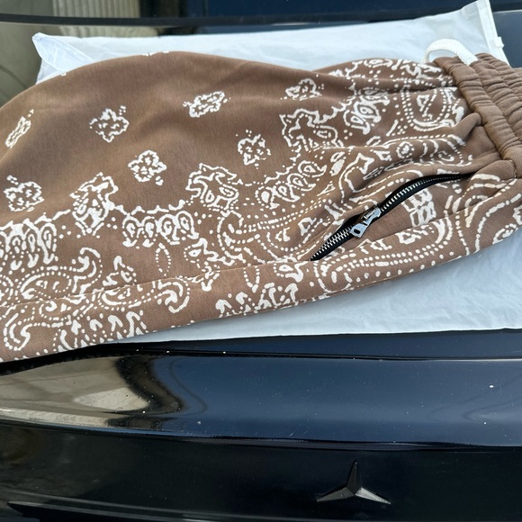 AMIRI Croshet Bandana Print Joggers Short - Picture 1 of 11